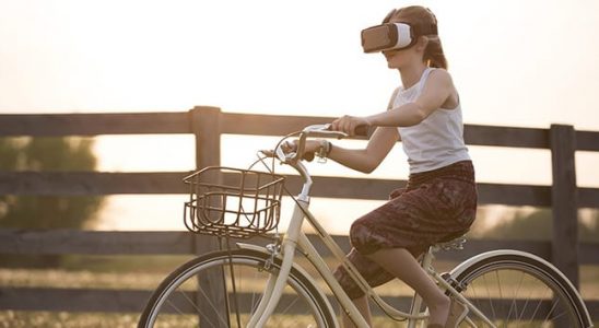 disfrutando de los juegos de realidad virtual para hacer ejercicio